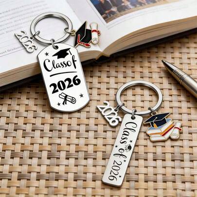 Bộ móc khóa kỷ niệm tốt nghiệp năm 2026 bằng thép không gỉ - Bao gồm mũ tốt nghiệp tráng men, bằng tốt nghiệp, sách và mặt dây chuyền "Lớp 2026". Bền chắc và sử dụng lâu dài, là món quà tốt nghiệp lý tưởng cho học sinh tốt nghiệp trung học/đại học năm 2026, phù hợp cho các buổi lễ tốt nghiệp, họp mặt và trang trí túi xách/chìa khóa hàng ngày.