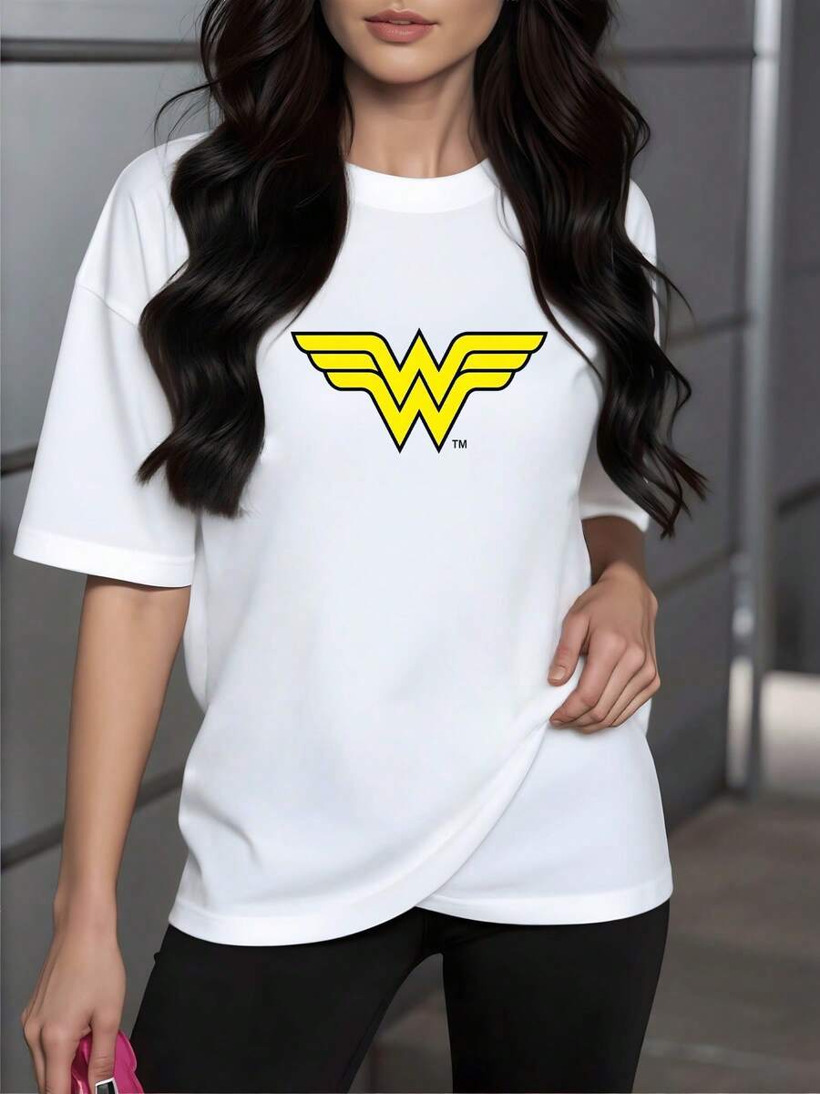 Símbolo amarillo con forma de alas que representa poder fuerza y confianza femenina camiseta de mujer blanca cómoda suave perfecta para uso diario 220g - Blanco - Ver 1