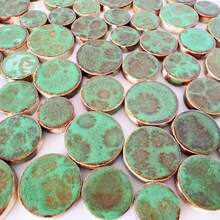 Un paquete de 150g/5.29oz de fragmentos circulares de vidrio y cerámica de diferentes tamaños con efectos de agrietamiento y explosión de hielo, que proporcionan una mejor creación en varios colores y tamaños. Es muy adecuado para manualidades hechas a mano, decoración del hogar única, arte de pared y elaboración de rompecabezas, y acabados brillantes y de colores brillantes. Es un material ideal para manualidades para creadores de DIY Masak. - Redondo 10-150g/5.29oz - Ver 14