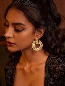 1 Pair Fashionable Minimalist Geometric Hollow Alloy Large Hoop Earrings, Tassel Design Metal Round Earrings, Exaggerated Versatile - Pair Of Round Earrings - View 4