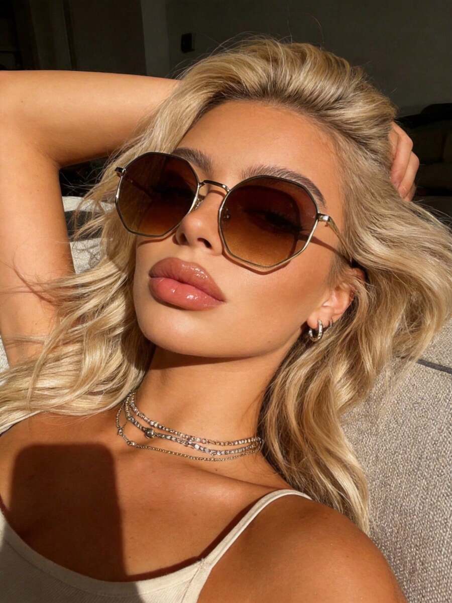 一副女士复古几何金属框经典时尚眼镜，适合日常佩戴、海滩、街头，是理想的海滩配饰，也是秋冬季必备的基础穿搭、商务休闲、夏季海滩度假、户外活动和旅行的理想之选。