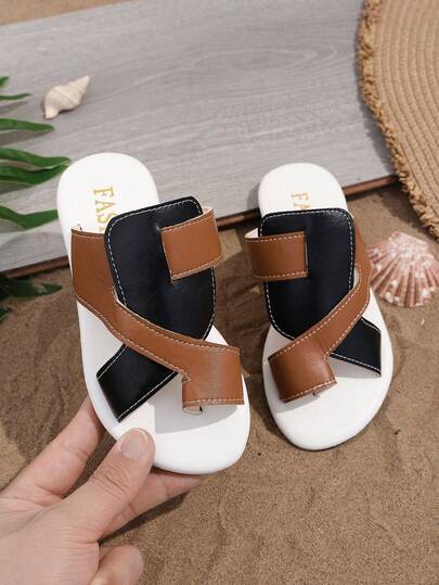 1 đôi dép thời trang trẻ em phối màu đen trắng, chất liệu da và vải mềm mại, thoải mái, mũi tròn, đế chống trơn trượt, kiểu dáng xỏ chân tiện lợi, thời trang và dễ thương cho sử dụng hàng ngày, kỳ nghỉ, đi biển, mùa xuân/hè 2026.