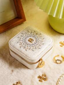 CHANEL Caja de joyería cuadrada de alta gama en color blanco con espejo. Nueva moda SS26. Esencial para viajes. Gran capacidad de almacenamiento y espacio de almacenamiento adicional detrás del espejo. Diseño espacial estético. - Blanco - Ver 6