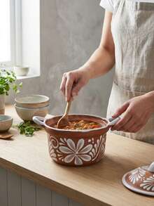 Forma cilíndrica, asas laterales, tapa abombada, decorado floral. Esta olla es perfecta para la preparación y presentación de platillos tradicionales como guisos, sopas, frijoles o caldos tanto en comidas diarias como en celebraciones familiares, fiestas o eventos donde se quiera resaltar la cocina casera y la cultura gastronómica. - Ver 5