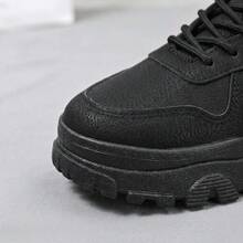 Tenis de senderismo y trabajo para hombre, diseño de corte medio con material de gamuza sintética y suela dentada, suela antideslizante resistente para caminatas prolongadas y uso laboral - Negro - Ver 6