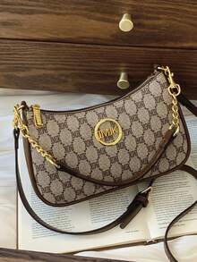 Tas bahu serbaguna klasik yang modis ini terbuat dari bahan PU tahan air, berwarna khaki, menampilkan pola berbentuk M, motif cetak, dan hiasan rantai logam. Tas bergaya Prancis ini sangat cocok untuk berbelanja, bekerja, dan bepergian. - Khaki - View 6