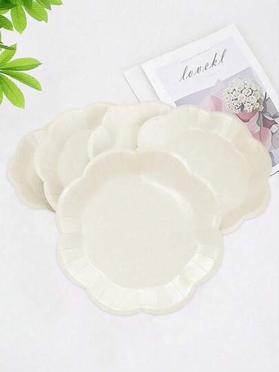 Đĩa giấy dùng một lần màu trắng ngà, ren, đường kính 9 inch, thiết kế hoa văn trang nhã; Đĩa giấy đựng bánh và tráng miệng màu kem, đường kính 7 inch, thích hợp trang trí tiệc mừng em bé, đám cưới, sinh nhật.