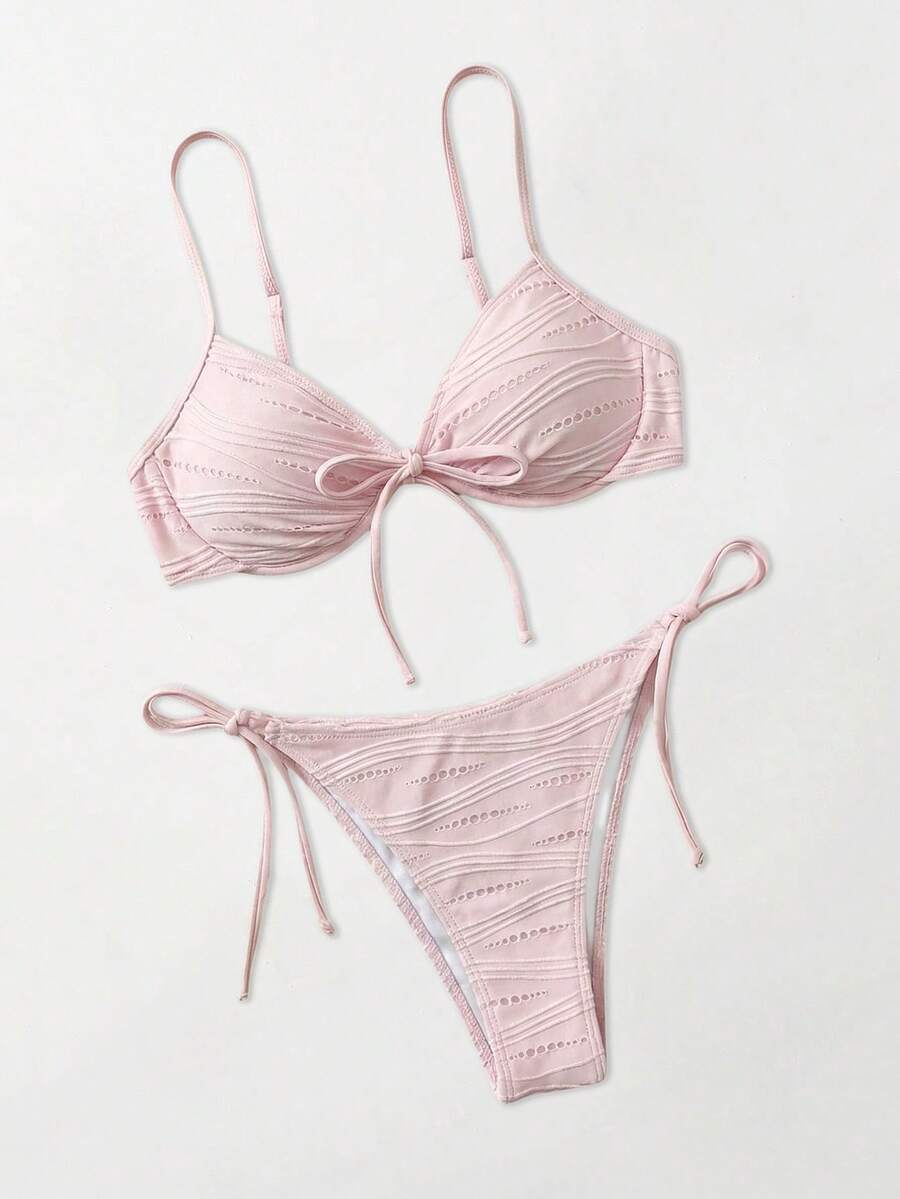 Sweetra Conjunto de biquíni feminino de duas peças, primavera/verão 2026, em tecido especial rosa pastel, com alças finas, aro de sustentação e laço. Design charmoso e delicado para férias, com calcinha cavada e amarração lateral. - Rosa - Ver 1
