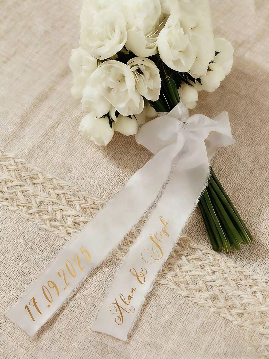 个性化婚礼花环丝带 - 可定制姓名和日期，适用于新娘送礼会、生日、毕业典礼 - 涤纶材质，设计优雅，是婚礼宾客礼物和庆典装饰的理想之选，风格精致，做工精良。