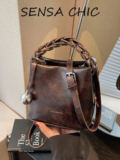 Nuevo bolso de mano de mujer de moda con diseño de letras inglesas y patrón de payaso, hecho de material de PU impermeable de unicolor con decoración de colgante de metal, bolso cuadrado portátil adecuado para el trabajo, el transporte, las fiestas, las compras y otras ocasiones