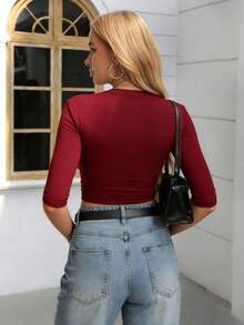 Áo thun nữ siêu mềm, co giãn vừa phải, dáng ôm thoải mái, nhẹ nhàng, thích hợp cho mùa xuân/hè. Gợi ý chọn size: Nên đặt lớn hơn một size. - Màu Đỏ Sâu - Xem 3