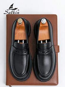 Salkin 新款英伦风男士设计师款便士乐福鞋，复古韵味，柔软舒适，圆头设计，优雅正式的真皮鞋，哑光黑色，防滑厚底，适合休闲、约会、派对、婚礼、新郎等场合，春夏秋季皆宜。尺码偏小，建议选购大一码。 - 霧面黑 - 查看 6