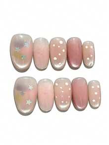 10片装，名为“星雾波点”。这款美甲以柔和的裸粉色渐变为底，搭配闪亮的星星点缀和奶油白波点。光泽感十足的表面如同星光洒落在朦胧的粉色云朵上，捕捉光线，营造出梦幻俏皮、温柔甜美的氛围。 - 淺粉色 - 查看 1
