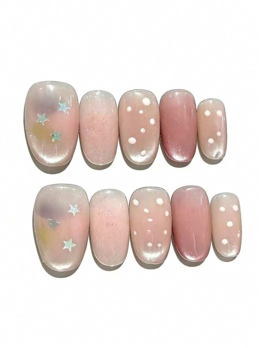 10片装，名为“星雾波点”。这款美甲以柔和的裸粉色渐变为底，搭配闪亮的星星点缀和奶油白波点。光泽感十足的表面如同星光洒落在朦胧的粉色云朵上，捕捉光线，营造出梦幻俏皮、温柔甜美的氛围。 - 淺粉色 - 查看 1