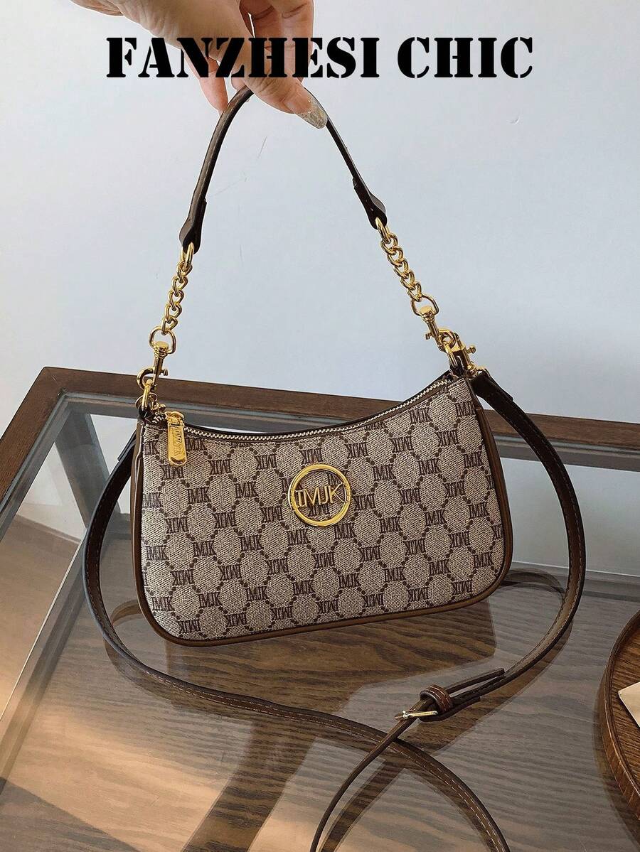 Tas bahu serbaguna klasik yang modis ini terbuat dari bahan PU tahan air, berwarna khaki, menampilkan pola berbentuk M, motif cetak, dan hiasan rantai logam. Tas bergaya Prancis ini sangat cocok untuk berbelanja, bekerja, dan bepergian.
