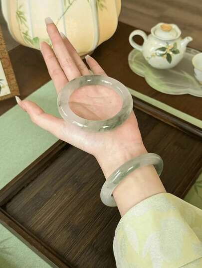1条女士时尚仿玉手链（适合体重100磅左右的女性）。手链在光线下会更加透明，适合日常佩戴、度假、旅行、海滩装扮，是送给女士、妻子或朋友的完美礼物，也适合在圣诞节、情人节、母亲节、新年等节日作为精致配饰佩戴。（请根据手臂尺寸仔细选择，因为手链在不同光线下可能会有色差。）