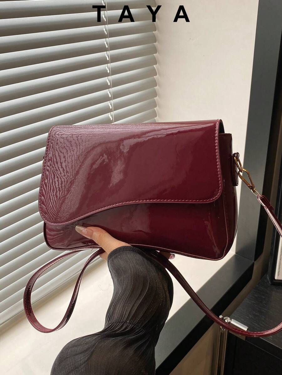 A Minimalist Retro Square Bag With Flap Opening, Adjustable Shoulder Strap And Lightweight Crossbody Bag In Solid Colour. Suitable For Ladies Daily Life Casual And Student Use