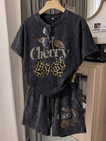 女士街头风休闲时尚套装 - “豹纹樱桃”印花T恤和短裤套装，街头风穿搭，周末休闲风，复古时尚外观，做旧面料，女士T恤套装，印花上衣和短裤，街头风爱好者黑色