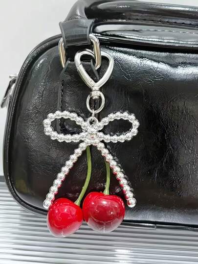 Chaveiro feminino com pingente de borboleta e cereja em pérola sintética prateada, pingente de laço, cereja vermelha e coração. Estilo coreano, moderno e descolado, feito em liga de zinco, perfeito para bolsas, mochilas e malas de viagem. Ideal para jogos de combinação na academia e na sala de aula, uso diário e para presentear. Acessório estiloso para mulheres e meninas. Presente perfeito para o Dia das Mães, Dia dos Namorados, volta às aulas, aniversários e para a faculdade.