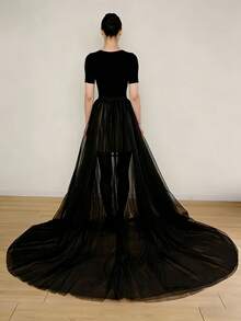 一件式优雅“奢华”风格连衣裙 - 可拆卸婚纱、晚礼服及拖尾；韩式设计。简约新娘之选，适合年会、主持活动、复活节活动及时装秀等场合。前开衩设计，五层喇叭裙摆，白色或黑色可选。 - 彩色 - 查看 10