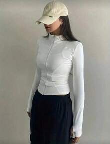 Women's High-Neck Fitness Top With Zipper, Long Sleeves With Thumb Opening, Fitted Design That Flatters The Body, Lightweight, Comfortable And Breathable Fabric, Ideal For The Gym, Workouts, Running, Walking, Yoga And Everyday Wear, Quick-Drying, Soft Touch, High Elasticity, Sporty And Casual Style, Perfect For Creating Fitness Or Urban Looks, Available In Black, Brown, Gray And Nude, Women's Fitness Jacket, Women's Sports Jacket, Women's Gym Top, Women's Workout Clothes, Lightweight Thermal Top, Women's Base Layer, Women's Fitness Fashion, Women's Zip-Up Top, Comfortable Clothing For Workouts And Leisure, Light Wind Protection, Ideal For Mid-Season, Anatomical Fit That Shapes The Silhouette, Versatile To Wear Open Or Closed, Combines With Leggings, Shorts Or Jogger Pants, Perfect For The Gym And Casual Wear, Reinforced Finish, Resistant Seams, Practical Piece For Everyday Wear And Intense Workouts. - trắng - Xem 1