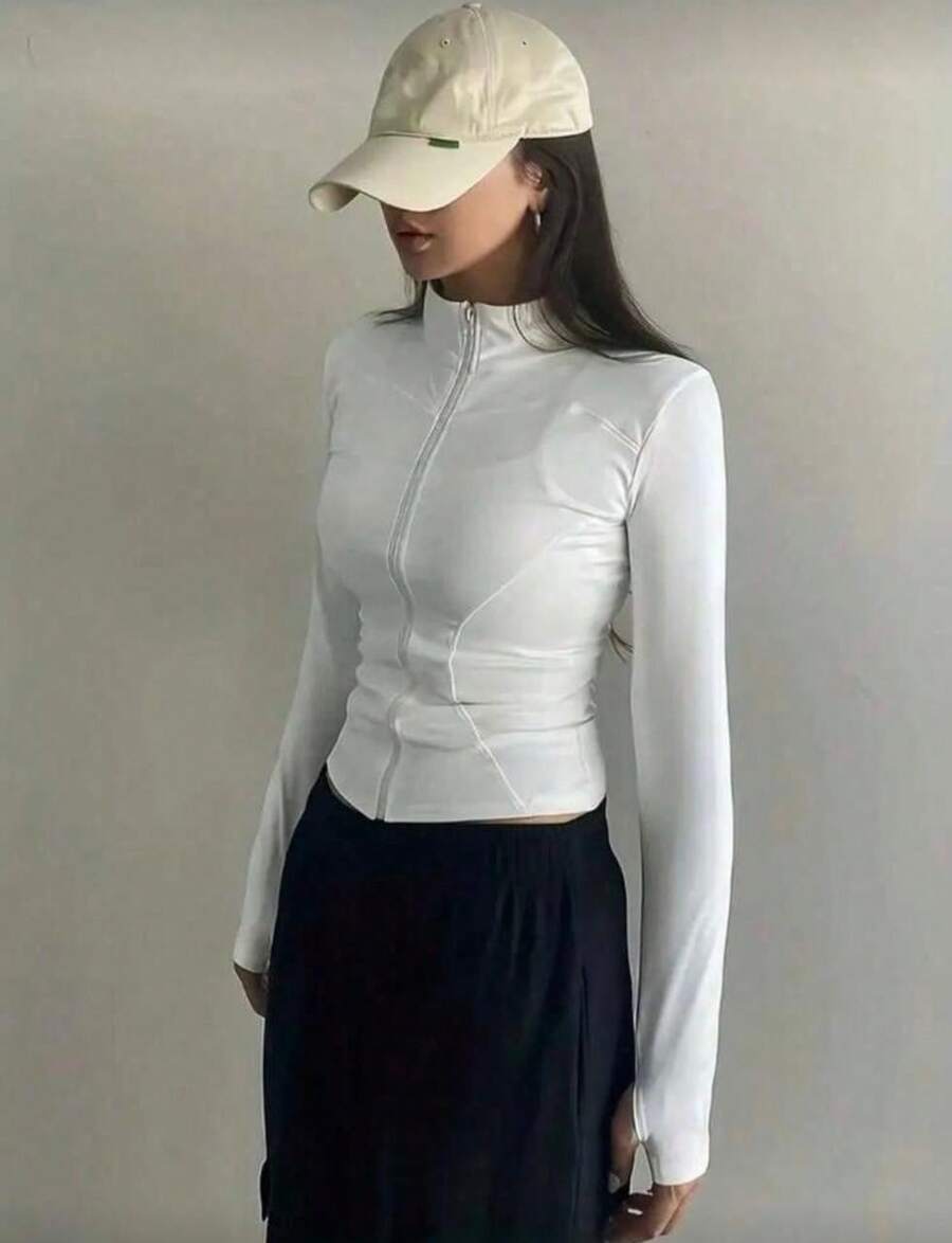 Women's High-Neck Fitness Top With Zipper, Long Sleeves With Thumb Opening, Fitted Design That Flatters The Body, Lightweight, Comfortable And Breathable Fabric, Ideal For The Gym, Workouts, Running, Walking, Yoga And Everyday Wear, Quick-Drying, Soft Touch, High Elasticity, Sporty And Casual Style, Perfect For Creating Fitness Or Urban Looks, Available In Black, Brown, Gray And Nude, Women's Fitness Jacket, Women's Sports Jacket, Women's Gym Top, Women's Workout Clothes, Lightweight Thermal Top, Women's Base Layer, Women's Fitness Fashion, Women's Zip-Up Top, Comfortable Clothing For Workouts And Leisure, Light Wind Protection, Ideal For Mid-Season, Anatomical Fit That Shapes The Silhouette, Versatile To Wear Open Or Closed, Combines With Leggings, Shorts Or Jogger Pants, Perfect For The Gym And Casual Wear, Reinforced Finish, Resistant Seams, Practical Piece For Everyday Wear And Intense Workouts. - trắng - Xem 1