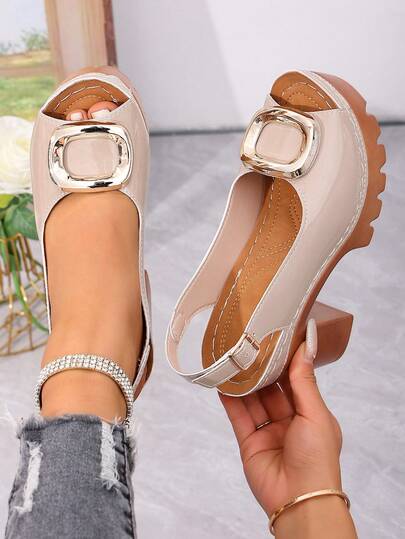 Giày sandal cao gót đế dày kiểu dáng mới mùa hè dành cho nữ, hở mũi, chống trơn trượt, tiện lợi khi đi ngoài trời, trang trí khóa kim loại, đa năng cho cả ngày lẫn đêm.