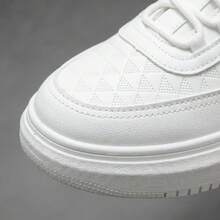 Tenis deportivos casuales para hombre, material de PU resistente con diseño de textura en relieve y suela gruesa antideslizante, calzado cómodo y versátil para uso diario y todas las ocasiones - Blanco - Ver 5