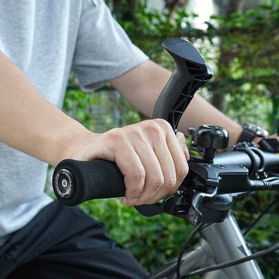 Ghi đông dạng sừng bò có thể điều chỉnh độ cao dành cho xe đạp leo núi, hỗ trợ thoải mái cho những chuyến đi dài, tay nắm đa năng.