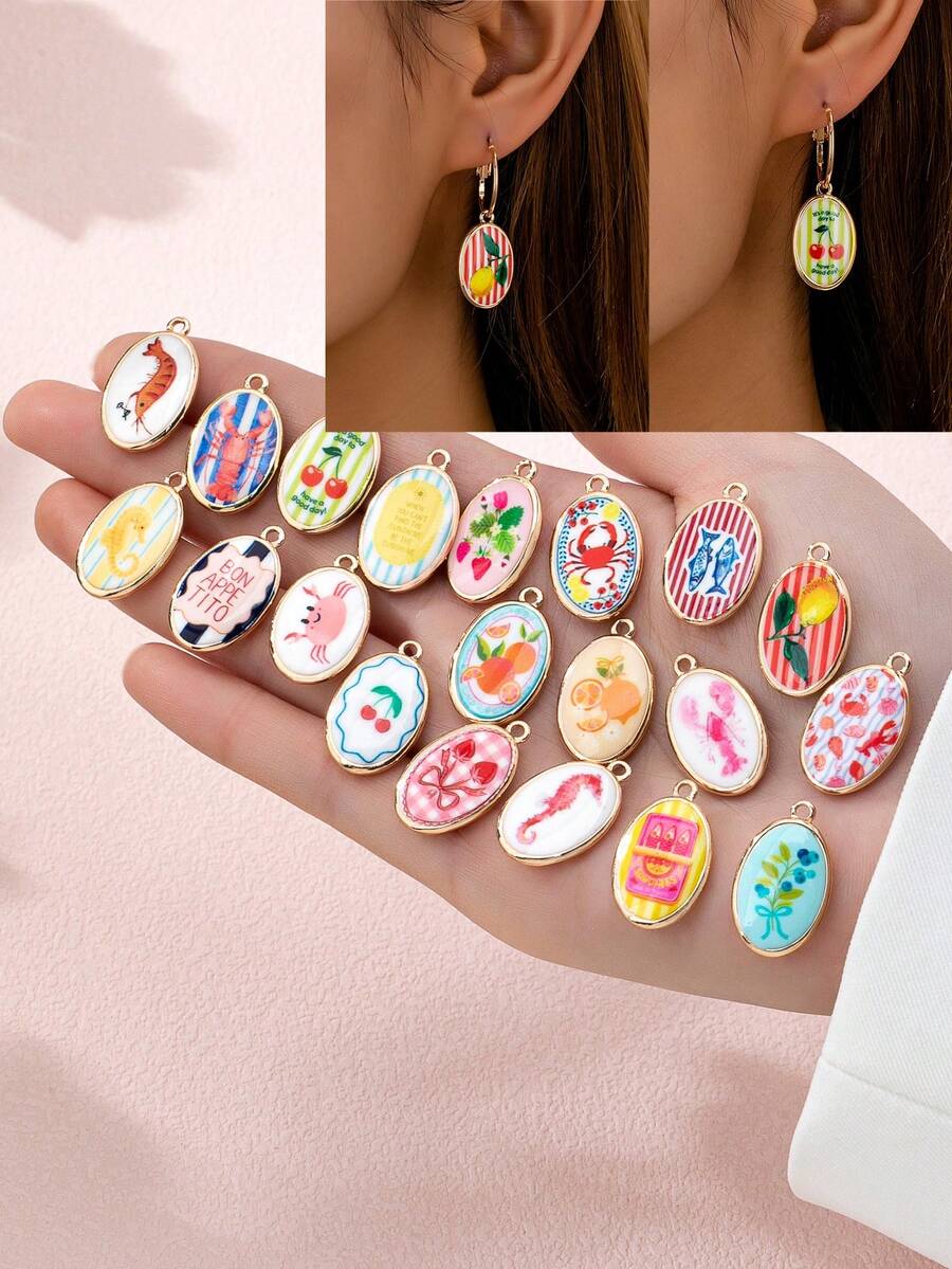 Pingente folheado a ouro com tema de frutas marinhas, ideal para confecção de bijuterias, decoração de colares e pulseiras, acessórios de verão. Inclui conchas, cerejas, peixes, caranguejos, limões e laços. - Multicolorido - Ver 1
