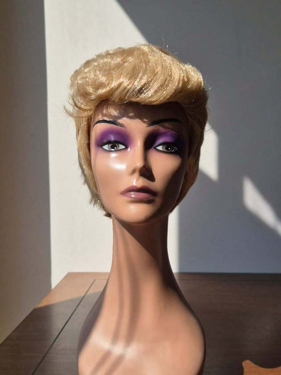 Peluca Corta Rubia Hombre Mujur 70S 80s Cosplay/chistosas//peinados/halloween/pelo corto/natural pelucas 26in Ideal para fiestas - Dorado - Ver 1