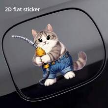 2D平面贴纸，1张，描绘了一只可爱的灰白相间虎斑猫，它有着明亮的绿色眼睛、粉红色的鼻子和蓬松的毛发，穿着带有黄色纽扣的蓝色牛仔短裤，手里拿着一个带有黑色软管的黄银色加油枪，卡通奇幻风格。 - 1張貓咪加油車貼 - 查看 8