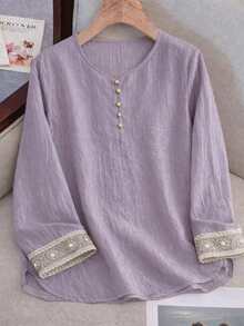 JIANHU Camisa de verano de lino vintage para mujer - Parte superior con botones y bordado dorado, con adorno floral en color lila claro, manga 3/4, camisa casual adecuada para fiesta de jardín/vacaciones/salida de fin de semana | Tela de lino transpirable, con detalles de perlas y botones ámbar, primavera - Morado - Ver 4