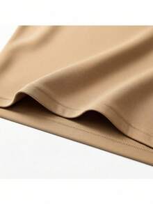 男士卡其色短袖 Polo 衫 - 白色撞色领口和袖口，修身版型，高尔夫及商务休闲上衣 - 卡其色 - 查看 5