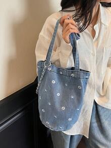 Bolsa de tecido jeans multicolorida azul com bordado de margaridas e corrente metálica, estilo tote, transversal ou para usar no ombro. Fecho de pressão. Design moderno e delicado, ideal para o dia a dia, deslocamentos, escola e compras. - Baby Azul - Ver 5