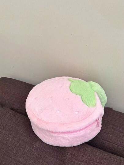 1个草莓毛绒化妆包，小众旅行手提大容量少女首饰杂物收纳袋，可爱配饰