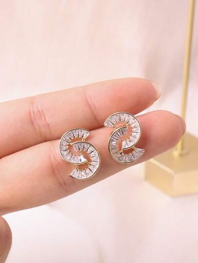 一对时尚、优雅、可爱的H形耳环，适合日常佩戴和聚会场合。