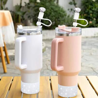 Bộ trang trí cốc 2 món, nắp ống hút sáng bóng, phù hợp với cốc 30oz & 40oz, bao gồm nắp kim cương lấp lánh, nơ xinh xắn và dây pha lê - Phụ kiện bảo vệ đáy cốc bằng silicon, phù hợp với chai 30/40oz, món quà tuyệt vời (Tương thích với cốc 30oz & 40oz)