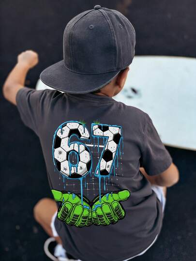 1 chiếc áo thun ngắn tay in hình thủ môn bóng đá cho bé trai, họa tiết chữ số 67 in mực loang độc đáo, kiểu dáng thể thao cổ tròn phong cách Âu Mỹ, món đồ không thể thiếu cho người hâm mộ bóng đá mùa hè.