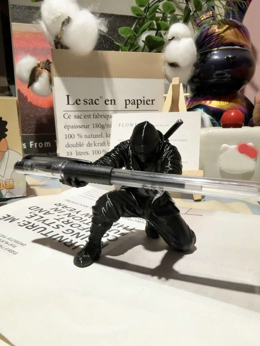 这款武士风格的笔筒能为您的办公桌增添时尚气息。它可收纳圆珠笔、钢笔、铅笔及各种文具，是开学季馈赠亲朋好友的理想之选。办公桌配件 办公用品 办公配件 - A - 查看 1