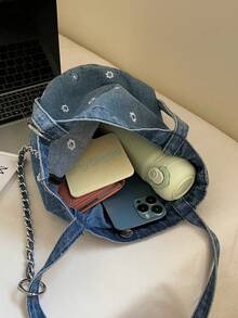Bolsa de tecido jeans multicolorida azul com bordado de margaridas e corrente metálica, estilo tote, transversal ou para usar no ombro. Fecho de pressão. Design moderno e delicado, ideal para o dia a dia, deslocamentos, escola e compras. - Baby Azul - Ver 10