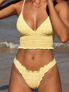 新款女士优雅甜美可爱黄白格纹两件式三角比基尼套装，学院风Y2K清新海滩度假风泳装，采用褶皱露脐上衣、细肩带、V领、荷叶边和性感丁字裤设计，褶皱弹力特殊纹理面料，适合夏季海滩度假、泳池派对、热带之旅、音乐节、婚礼假期等场合。 - 黃色 - 查看 4