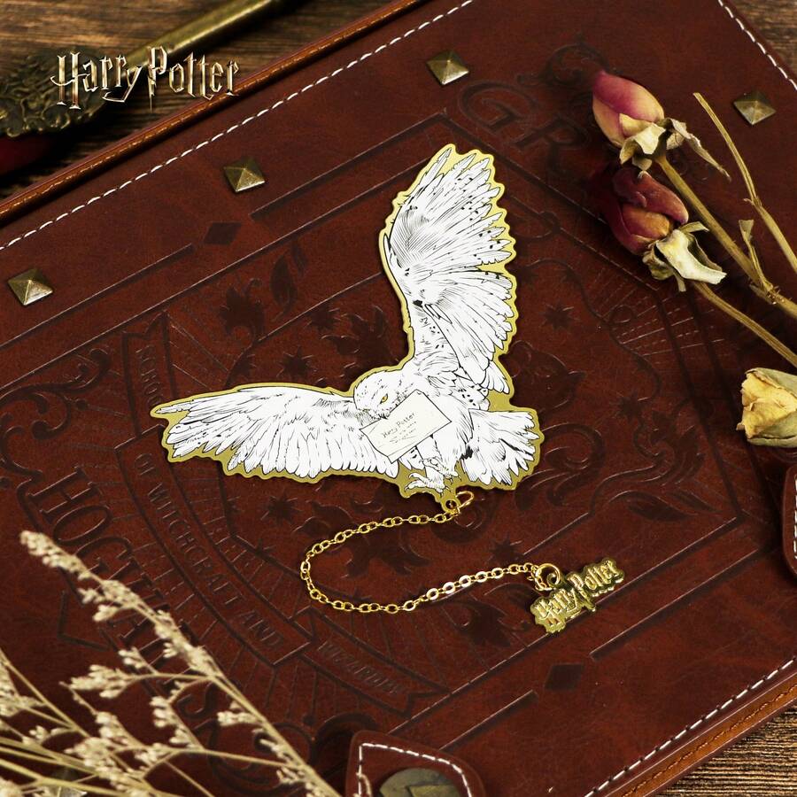 Harry Potter 1 件装青铜哈利波特魔法生物书签，插画风格金属书签，凤凰福克斯、海德薇、克鲁克山追逐彼得、飞翔的巴克比克和夜骐，动感十足的魔法动物主题书签，配有尾巴链，可用于阅读、日记悬挂，是送给爱书人士的理想礼物。返校季[官方授权] - 彩色 - 查看 1