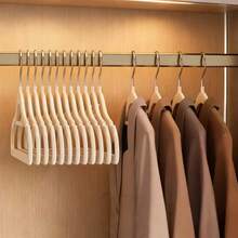 Perchas de terciopelo premium, adecuadas para colgar prendas pesadas como abrigos, trajes, camisas y vestidos, ideales para la organización del hogar y los entusiastas de la moda, material resistente a los arañazos, diseño clásico y duradero, disponible en varios tamaños, adecuado para todas las estaciones - Beis - Ver 8