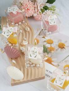 贝壳造型香氛蜡烛，礼盒包装，手工制作，海洋主题，采用大豆蜡制成，饰以珍珠，是一款完美的香薰蜡烛，适合作为婚礼回礼、新娘送礼会和送给她的生日礼物。也适用于卧室、浴室、水疗中心、婚礼、派对等场合，是送给女友、闺蜜、母亲和伴娘的理想之选。此外，它还适合情人节、母亲节、婚礼、乔迁之喜、生日、水疗浴、舒缓睡眠以及瑜伽练习等场合。 - 多色 - 查看 7