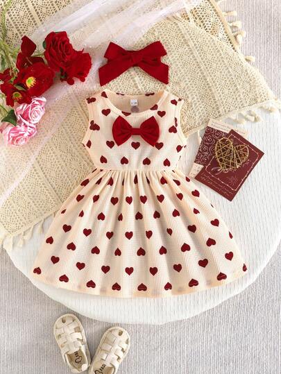 Summer Baby Girl Sweet Cute Waffle Fabric Dress, Beige Base With Wine Red Heart Print Pattern, Front Bow Decor, Sleeveless Vest Style, A-Line Skirt, Suitable For Outings, Photoshoots, Birthday Parties, Festivals, Spring/Summer