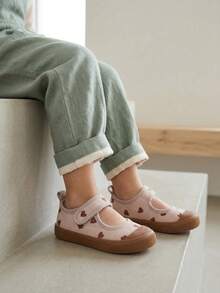 1 Pair Girls' Beige Heart Print Canvas Sneakers, Strap Round Toe Soft Sole, Comfortable Casual Cute Style Suitable For Spring/Summer Daily Outdoor Activities, Holiday, Party, Park Stroll (Random Pattern) - Beige - View 3