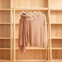 Perchas de terciopelo premium, adecuadas para colgar prendas pesadas como abrigos, trajes, camisas y vestidos, ideales para la organización del hogar y los entusiastas de la moda, material resistente a los arañazos, diseño clásico y duradero, disponible en varios tamaños, adecuado para todas las estaciones - Beis - Ver 3