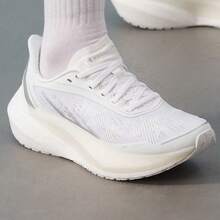 Under Armour 女士新款舒适透气跑步鞋 - 白色 - 查看 6