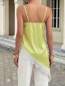 黑色蕾丝缎面女士舒适弹力吊带长款上衣，修身剪裁，蕾丝饰边，不对称下摆设计，现代都市休闲商务风，低调优雅，高品质机场时尚，面料精致，适合婚礼宾客、圣诞派对、新年活动等夏季场合。 - 黃色 - 查看 2